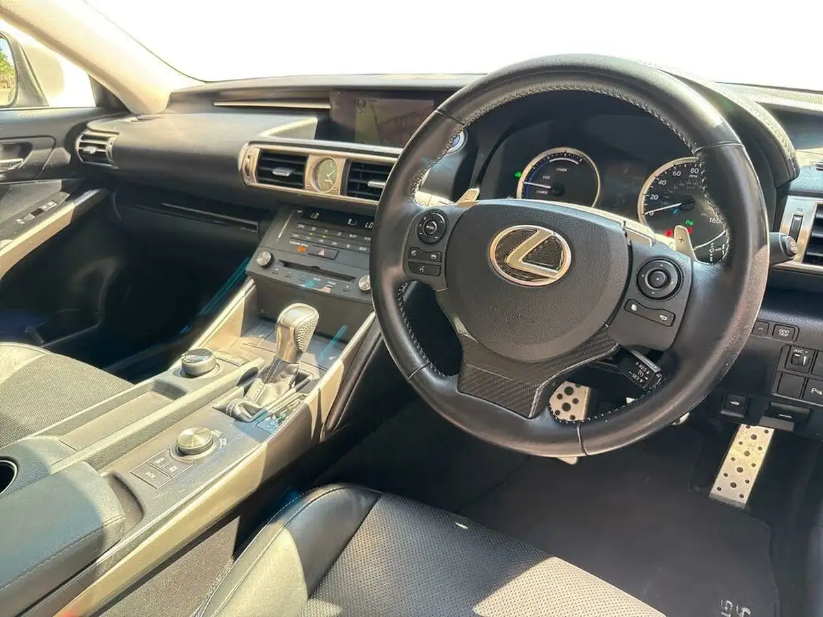 2015-lexus-is-300h-25-executive-edition-big-9