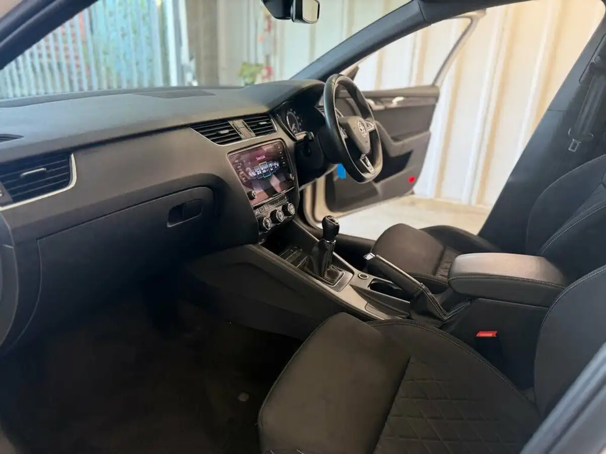 2019-skoda-octavia-20-tsi-vrs-hatchback-big-24