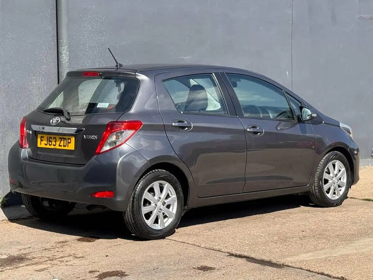 2013-toyota-yaris-133-tr-vvt-i-5d-big-11