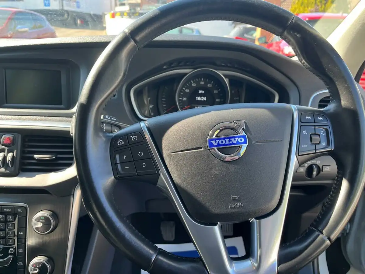 2015-volvo-v40-16td-d2-cross-country-lux-nav-big-15