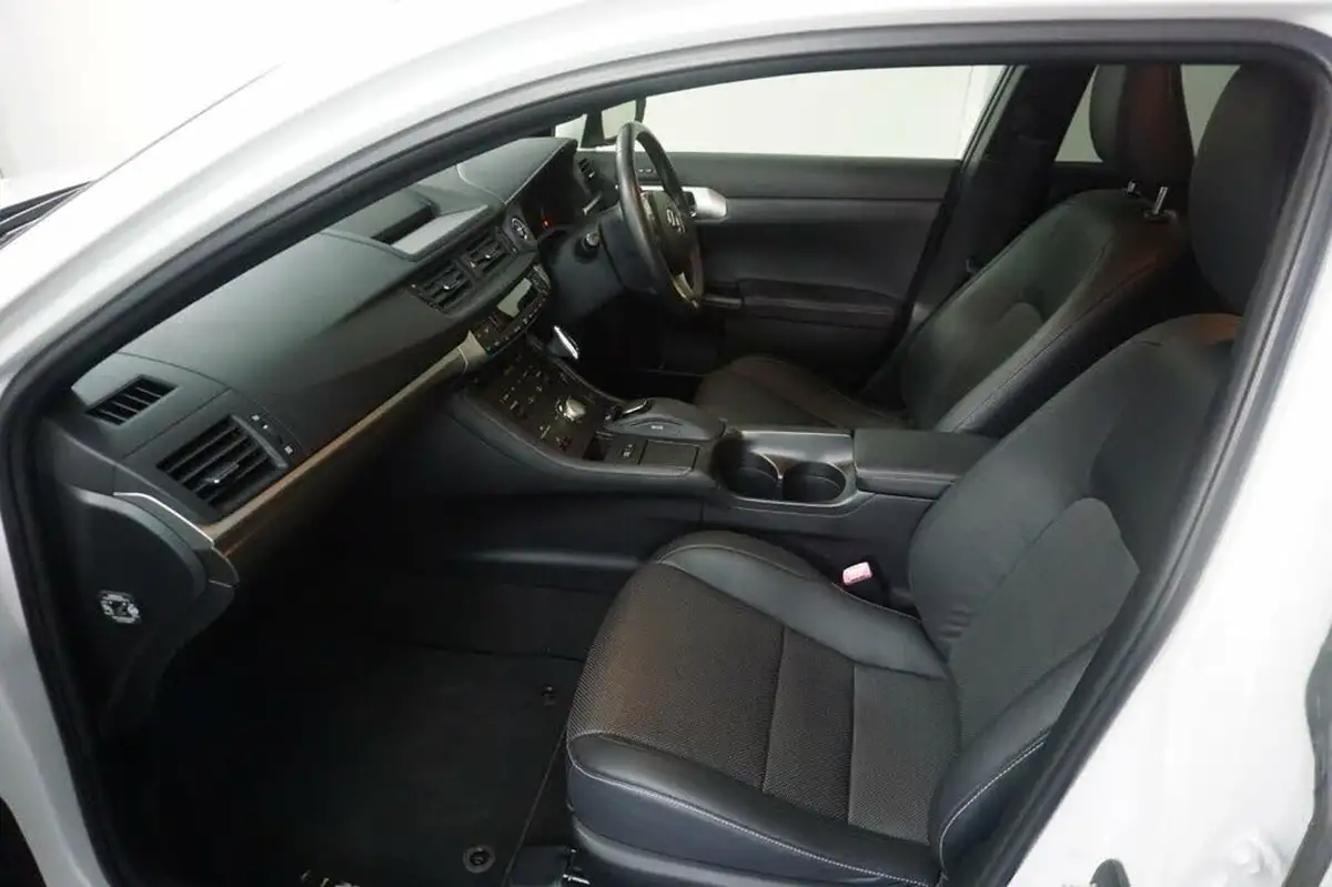 2012-lexus-ct-200h-18-f-sport-big-16