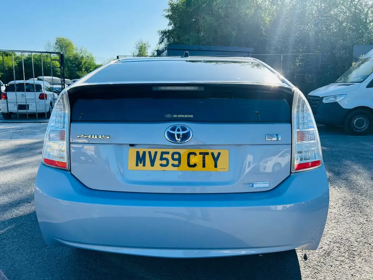 2010-toyota-prius-big-7