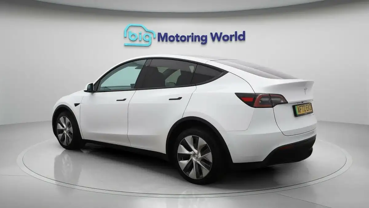 2022-tesla-model-y-e-long-range-big-5
