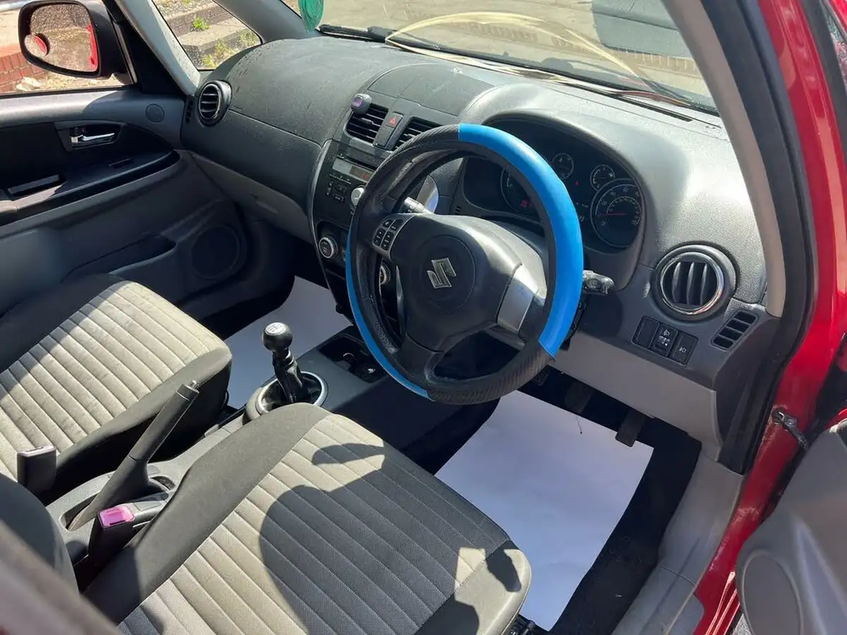 2010-suzuki-sx4-16-sz4-hatchback-5d-big-4