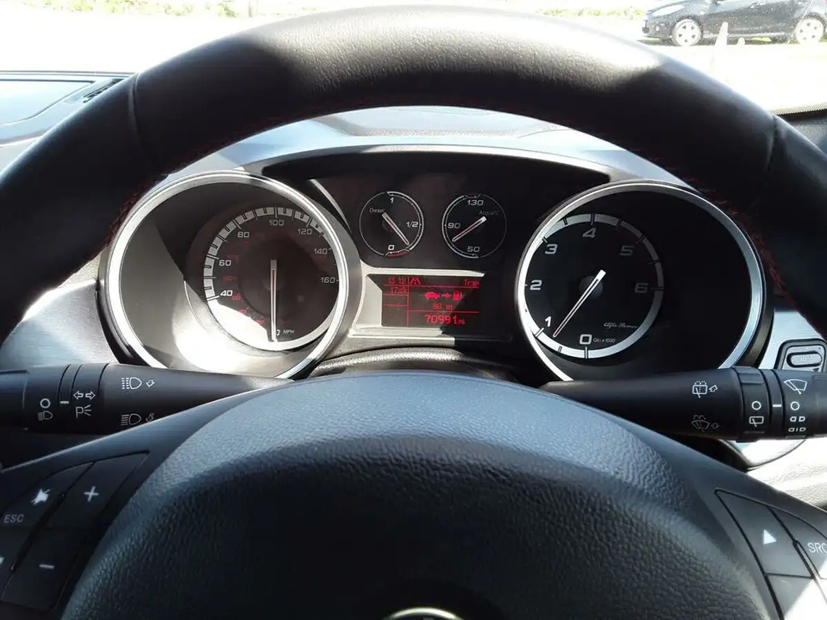 2011-alfa-romeo-giulietta-20td-veloce-170bhp-big-14