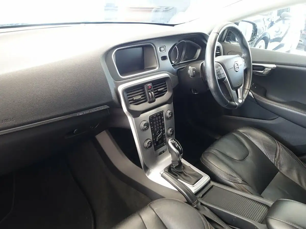2018-volvo-v40-15-t3-cross-country-pro-big-10