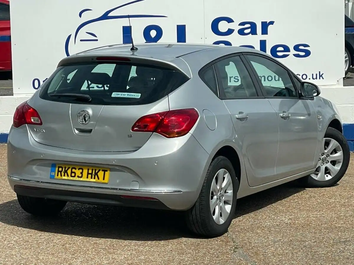2014-vauxhall-astra-16-design-hatchback-auto-big-4