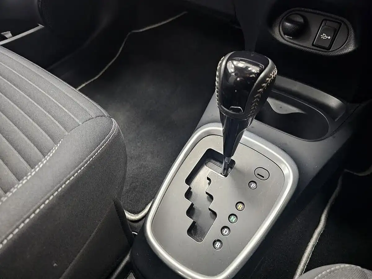 2017-toyota-yaris-15-vvt-i-icon-tech-98bhp-hybrid-1497cc-e-cvt-big-23