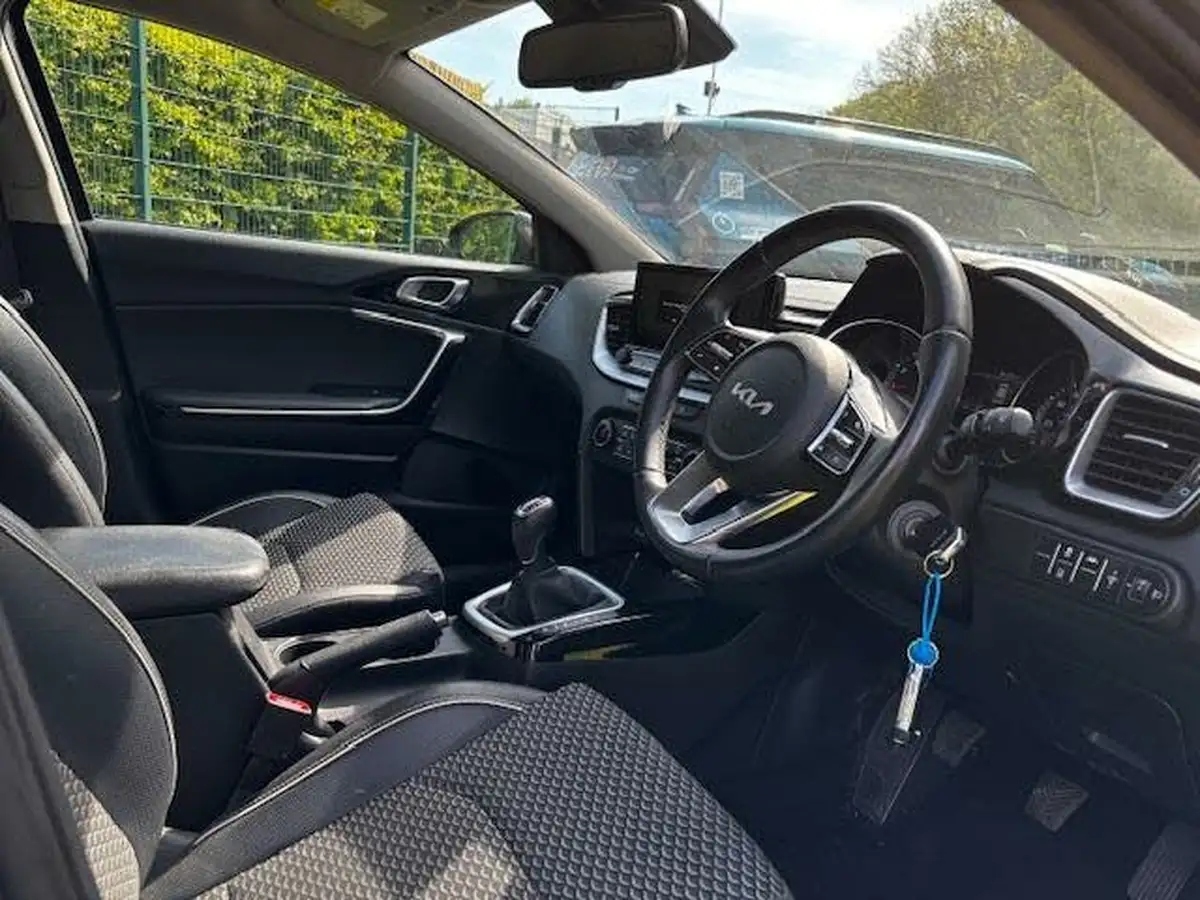 2022-kia-ceed-15-t-gdi-3-hatchback-big-7