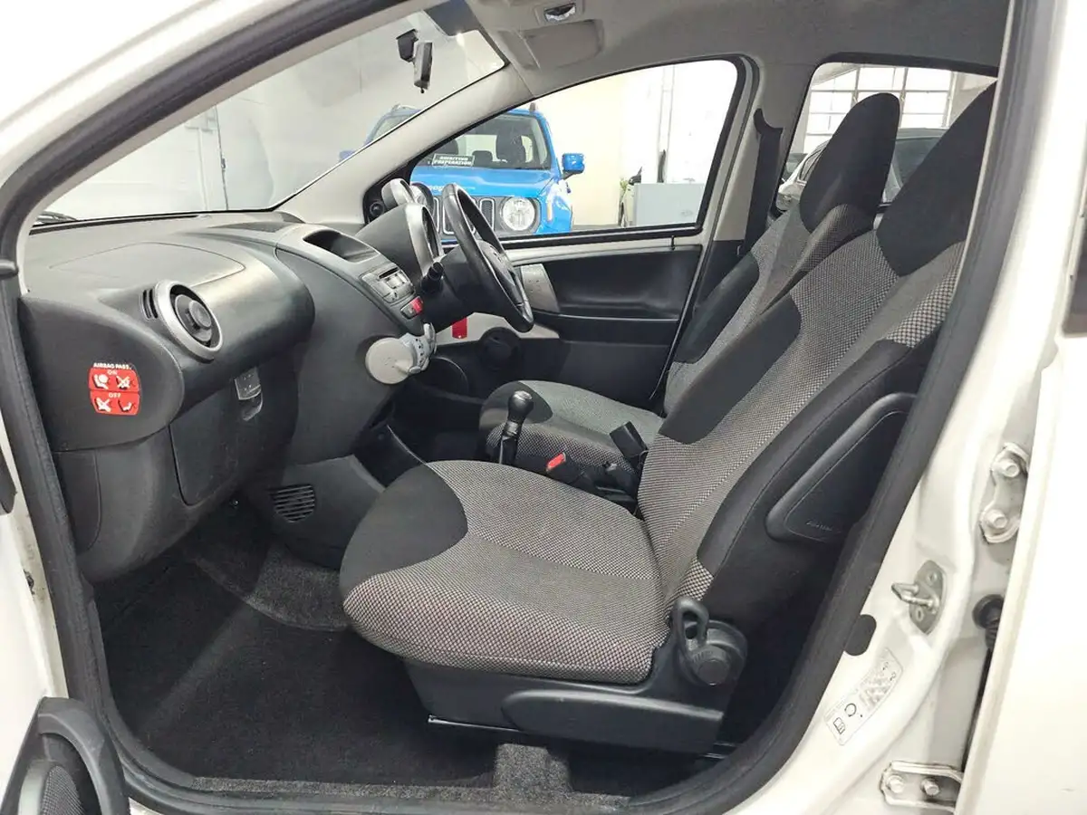 2013-toyota-aygo-10-aygo-fire-5d-big-20