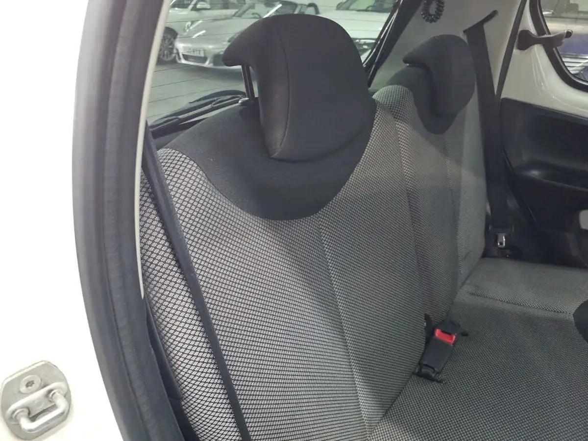 2013-toyota-aygo-10-aygo-fire-5d-big-16