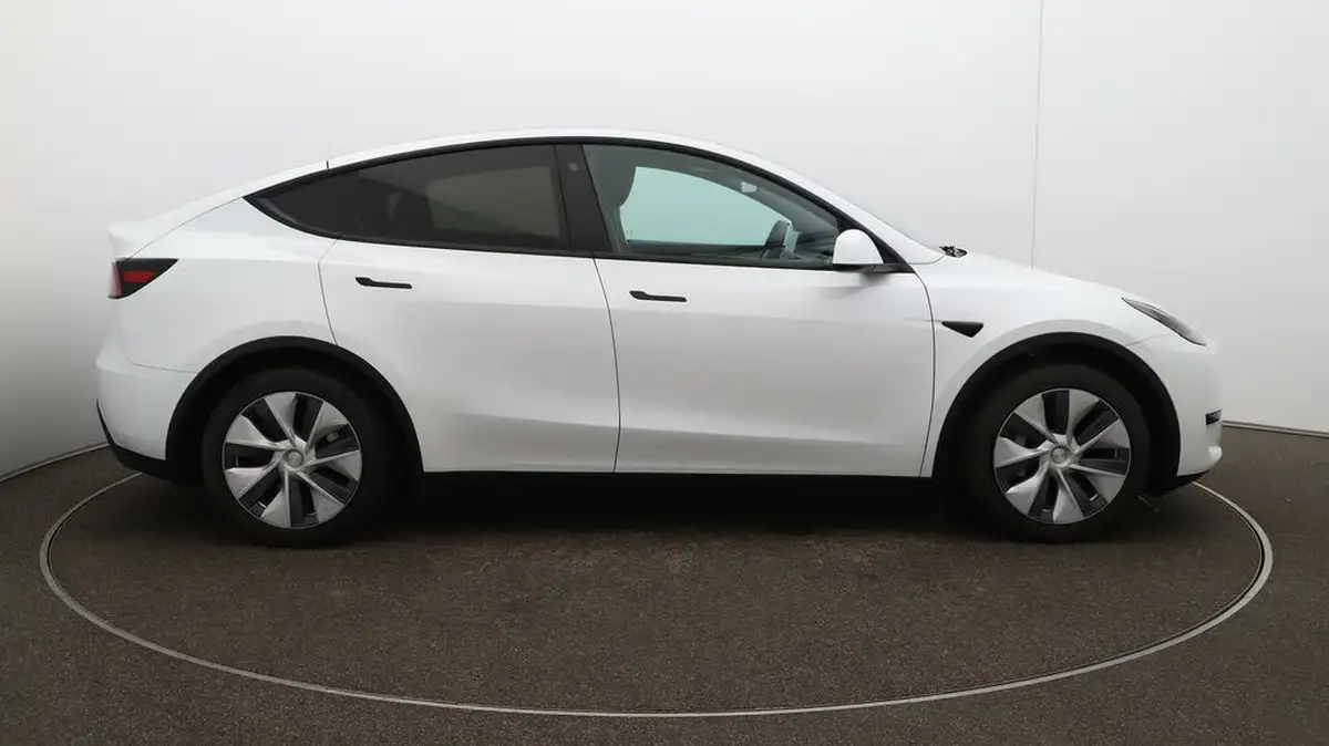 2023-tesla-model-y-e-rwd-big-47