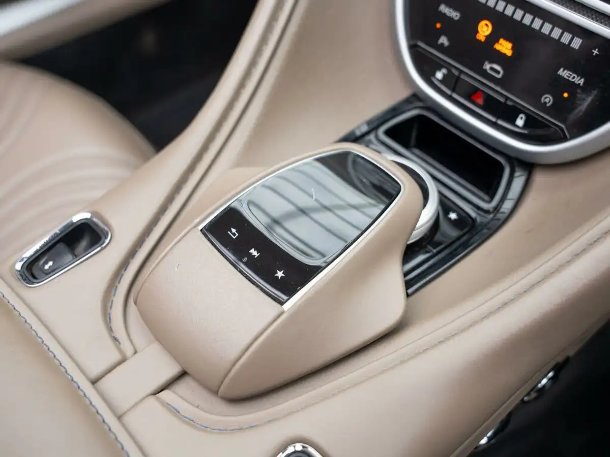 2018-aston-martin-db11-40-v8-big-17