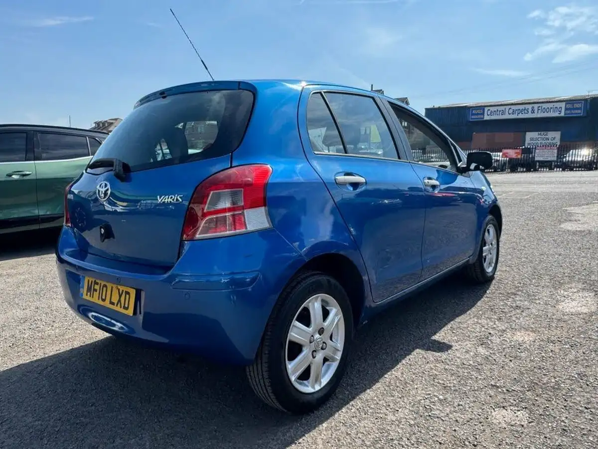 2010-toyota-yaris-10-tr-5d-big-1
