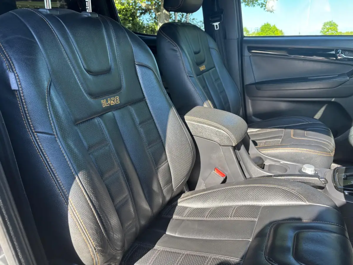 2019-isuzu-d-max-19td-blade-auto-big-13