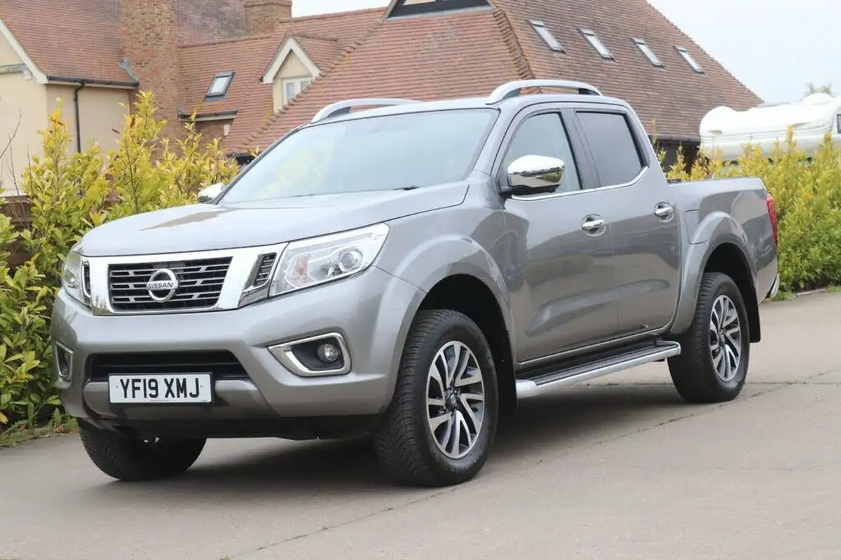 2019-nissan-navara-23dci-tekna-auto-big-3