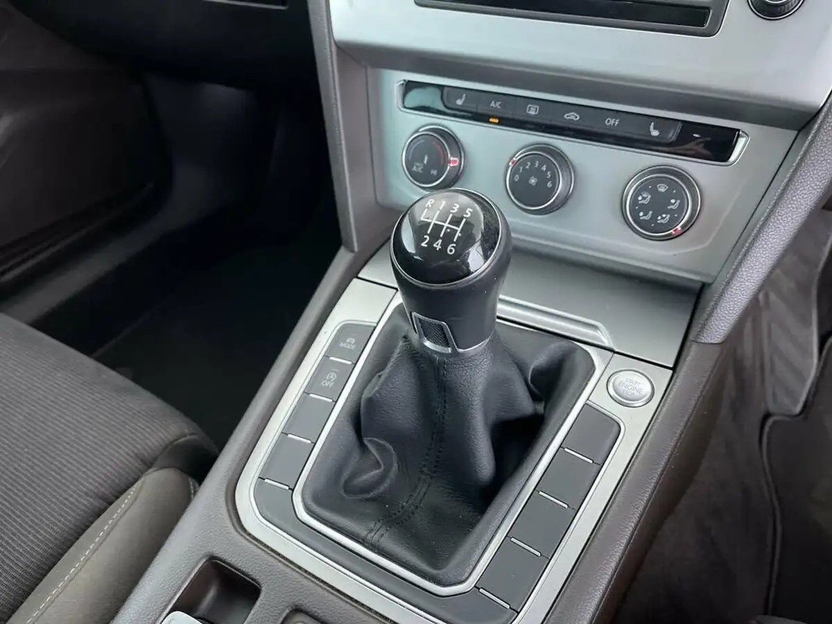 2015-volkswagen-passat-20tdi-se-business-bmtss-saloon-4d-big-46