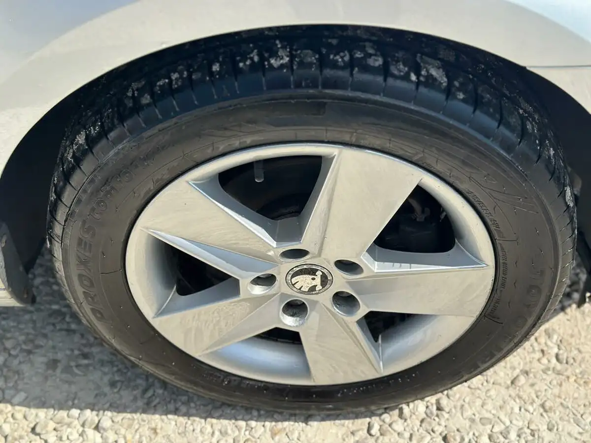 2014-skoda-octavia-16tdi-se-estate-big-50