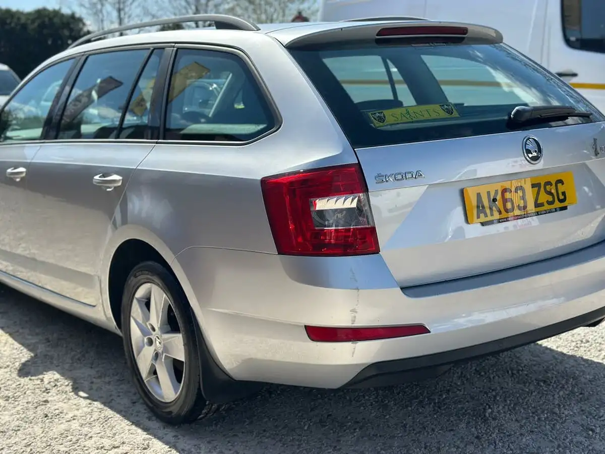 2014-skoda-octavia-16tdi-se-estate-big-22