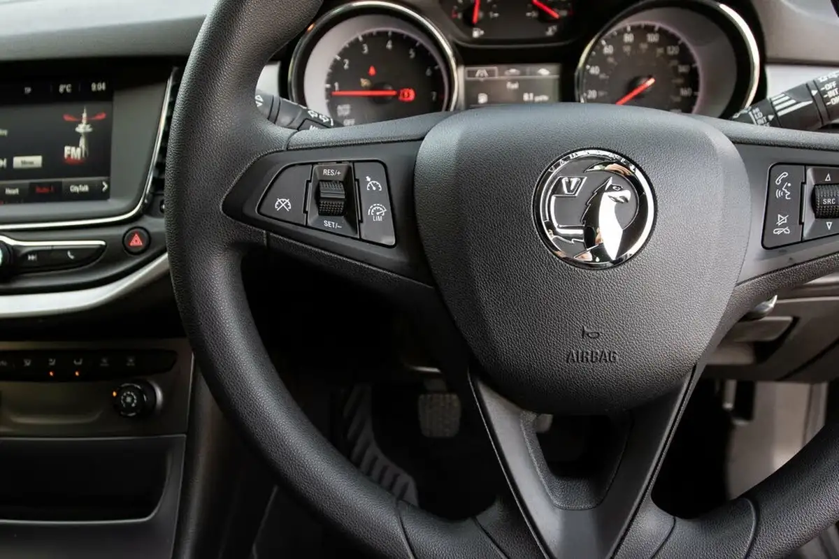 2017-vauxhall-astra-10i-turbo-design-ssecotec-hatchback-big-18