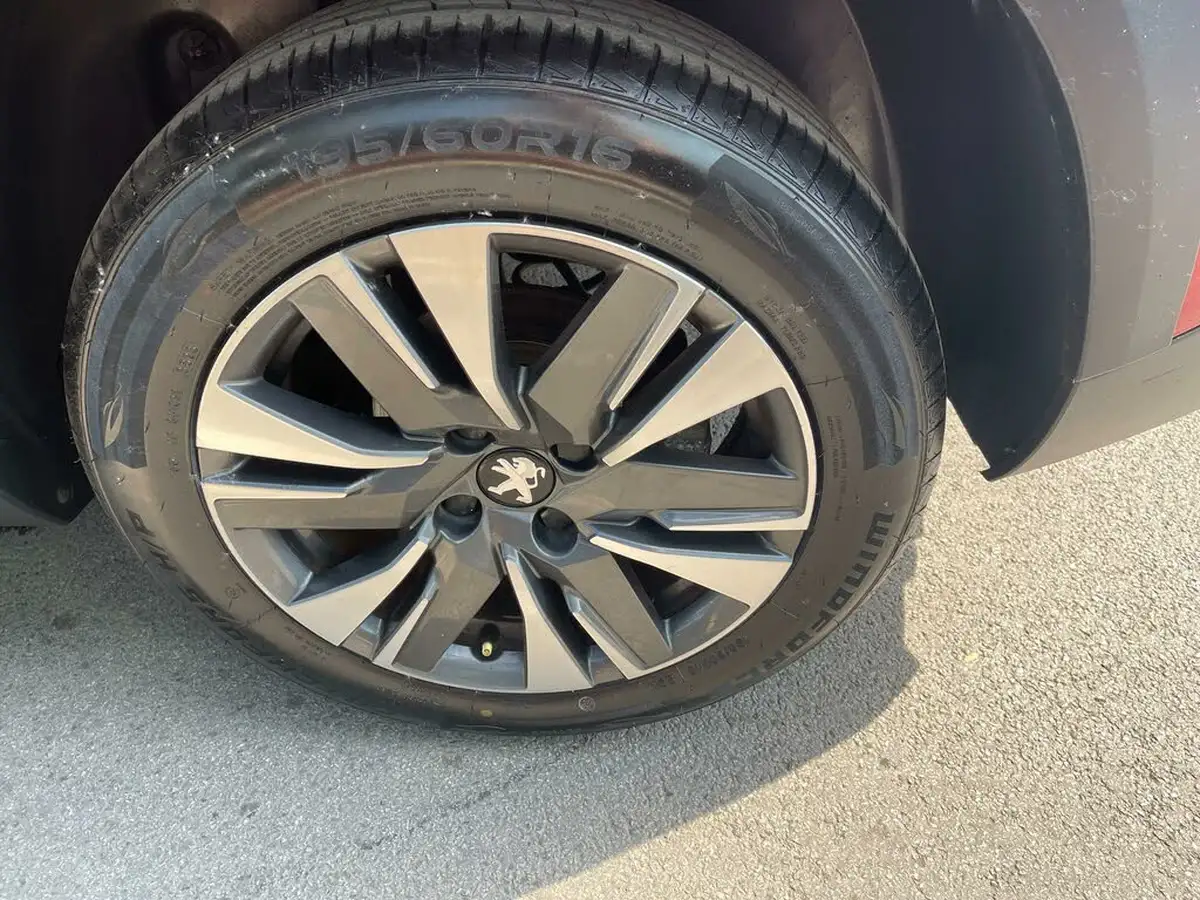 2019-peugeot-2008-suv-12-puretech-allure-82bhp-big-34