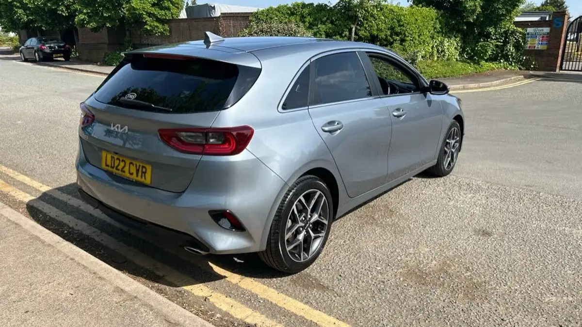 2022-kia-ceed-15-t-gdi-3-hatchback-big-32