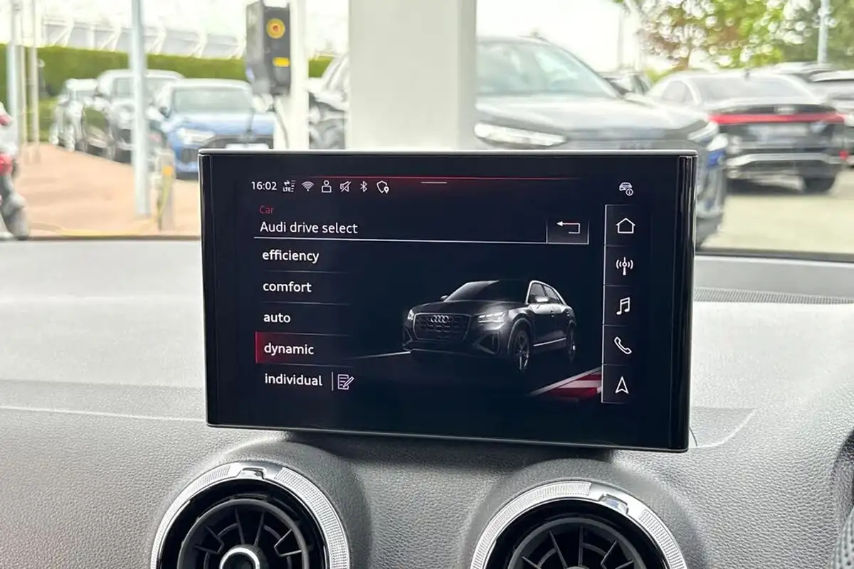 2025-audi-q2-15-35-tfsi-s-line-big-30