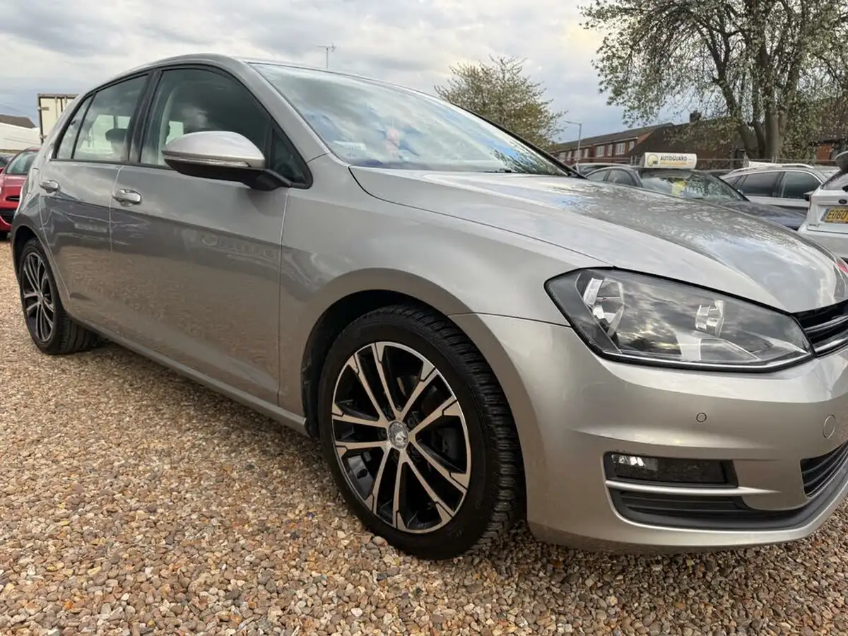 2015-volkswagen-golf-16tdi-match-105ps-bmt-ss-5d-big-23