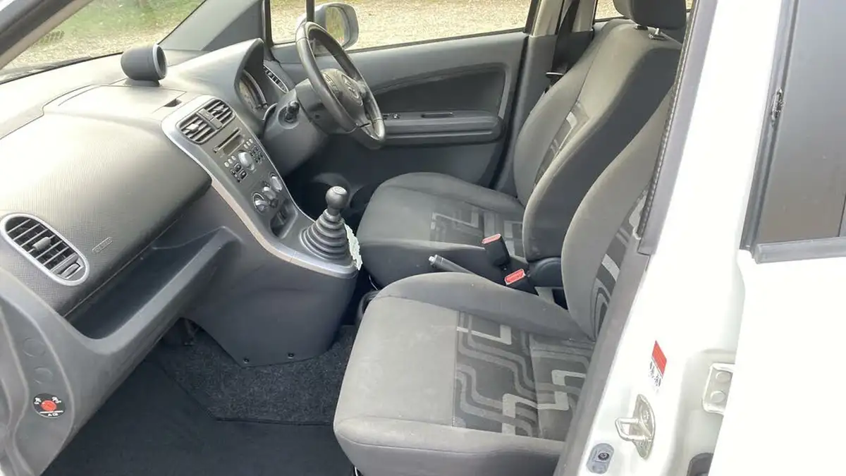 2012-suzuki-splash-10-sz2-big-29