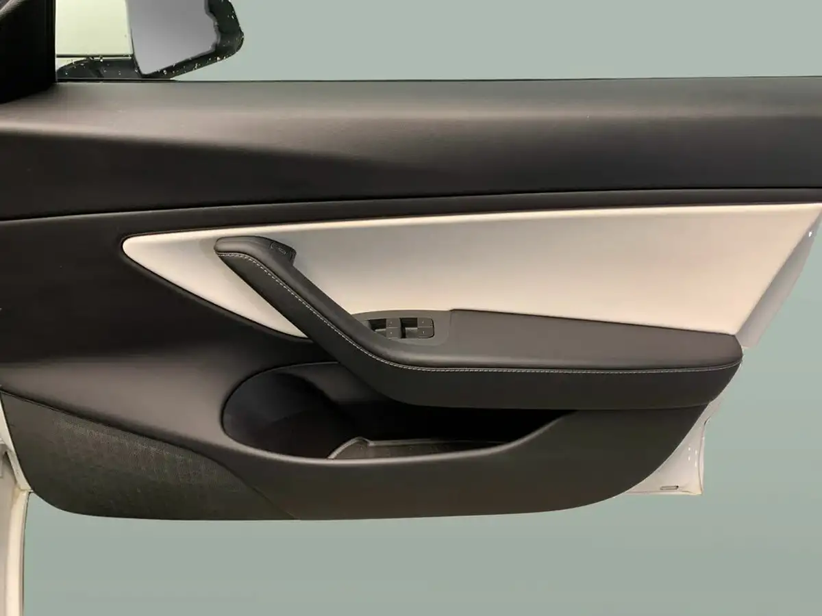 2020-tesla-model-3-e-long-range-big-40