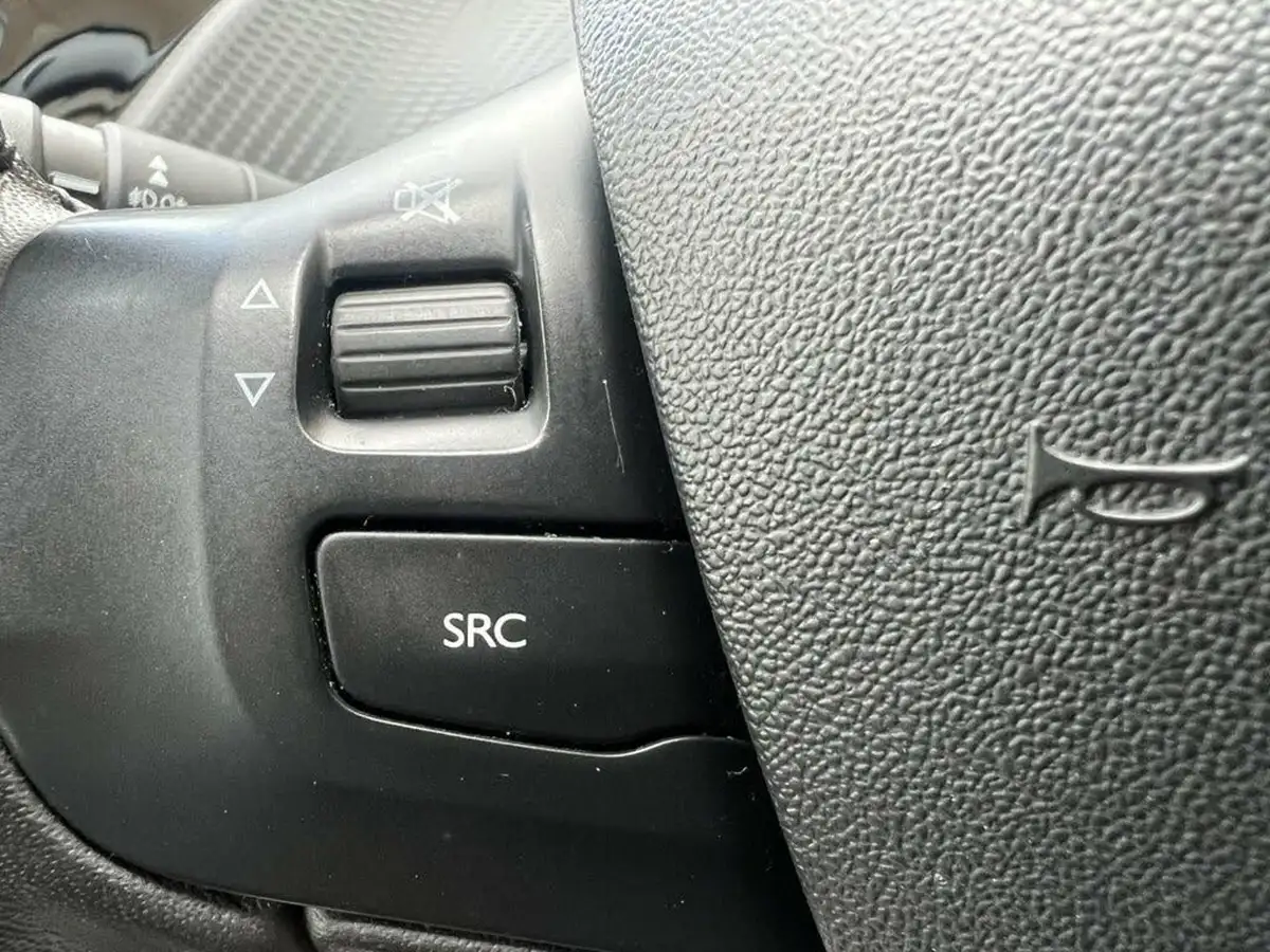2019-peugeot-2008-suv-12-puretech-active-110bhp-eat6-big-35