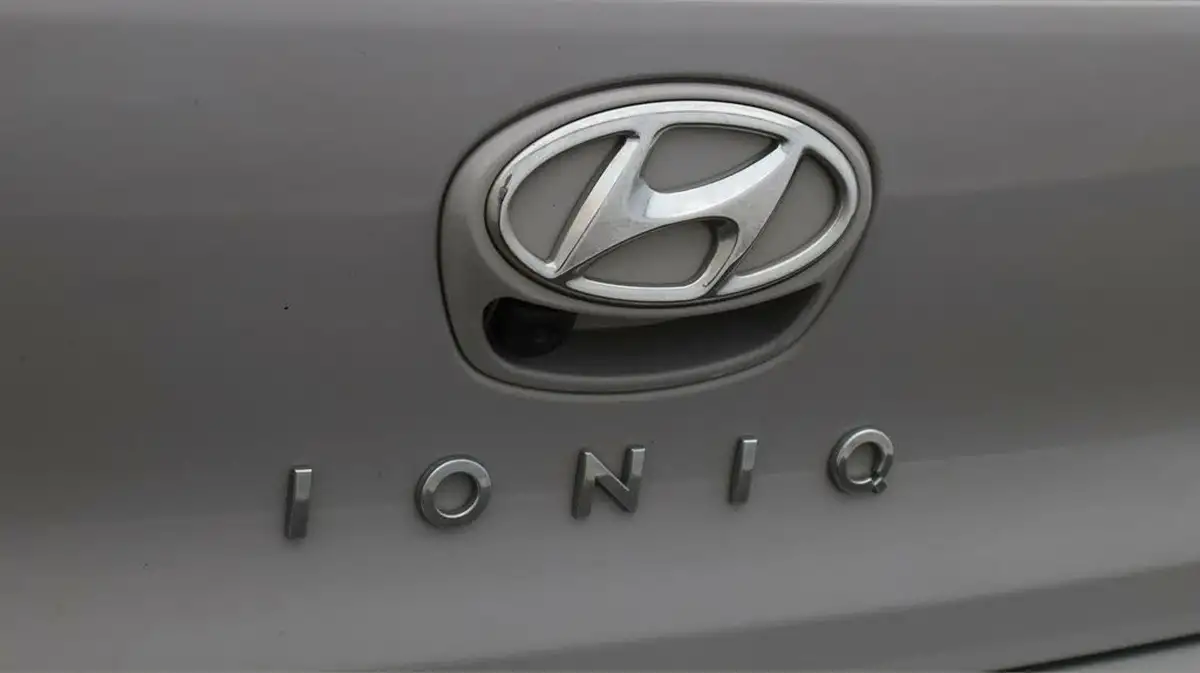 2022-hyundai-ioniq-e-premium-se-electric-big-23