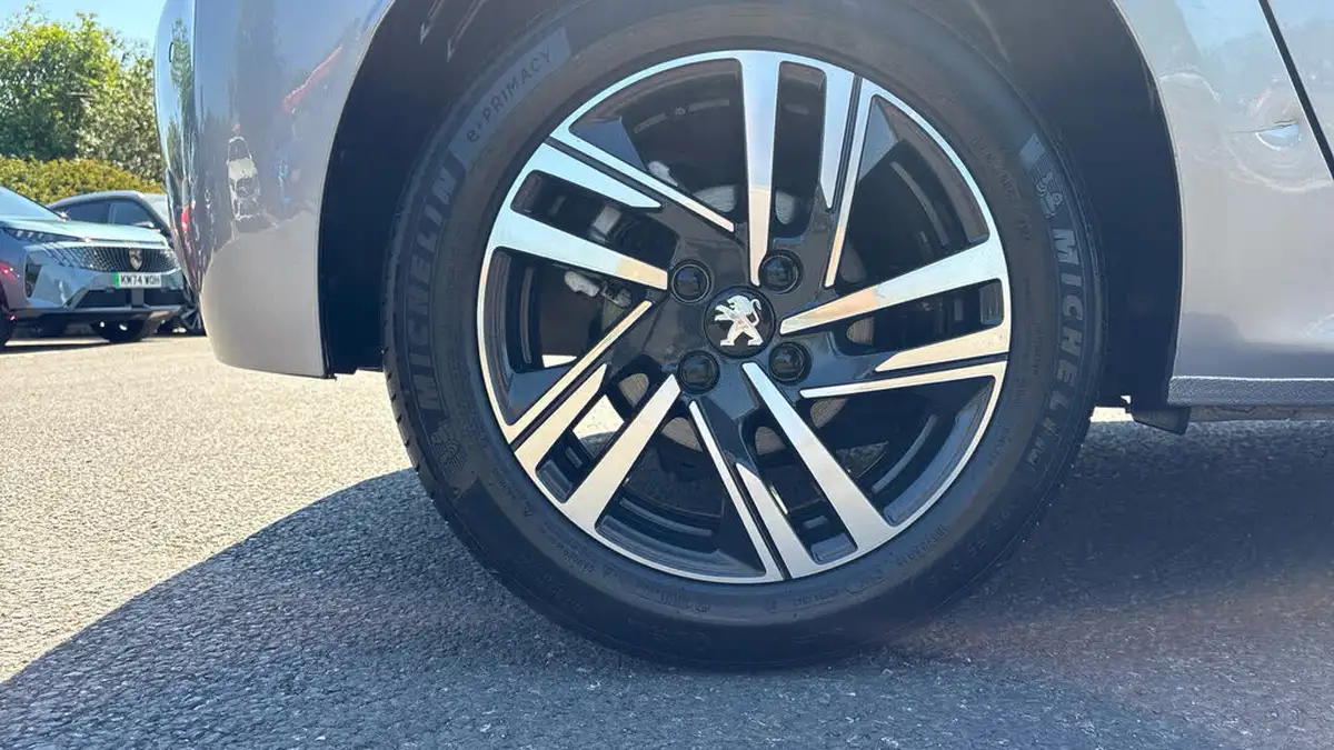 2023-peugeot-208-12-puretech-active-premium-100ps-eat8-big-15