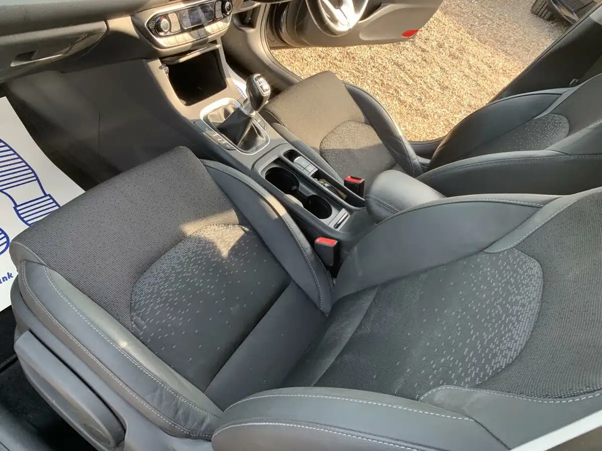 2017-hyundai-i30-14-t-gdi-premium-tourer-big-30