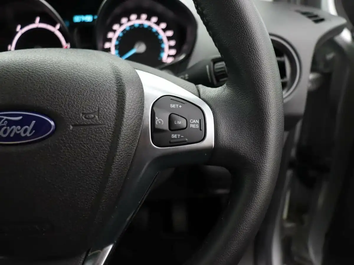 2020-ford-tourneo-courier-15tdci-titanium-big-23