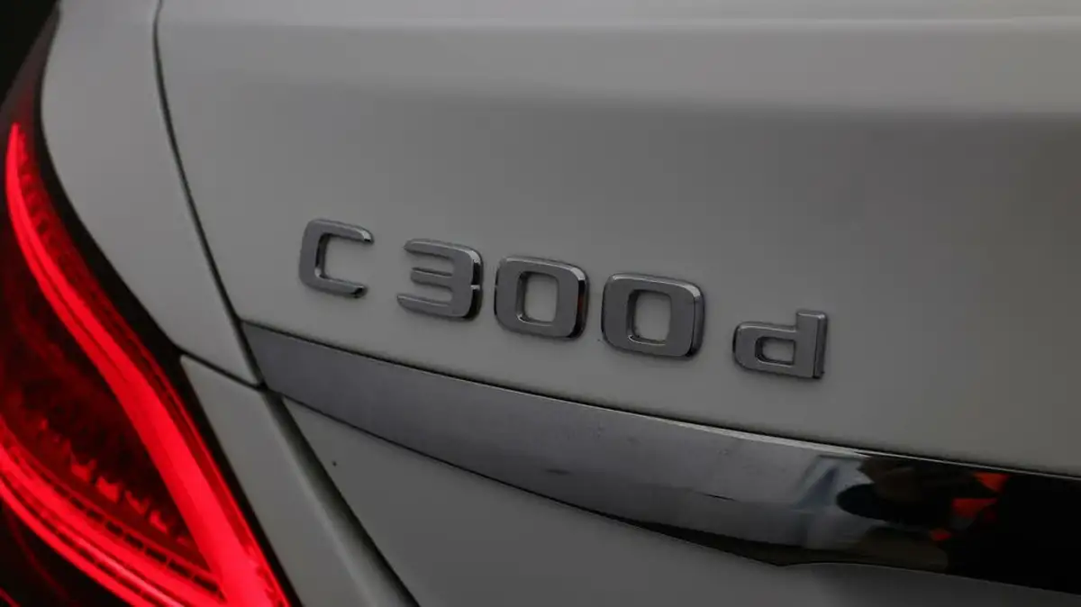 2019-mercedes-benz-c-class-20d-c300d-amg-line-245ps-ss-saloon-4d-big-19