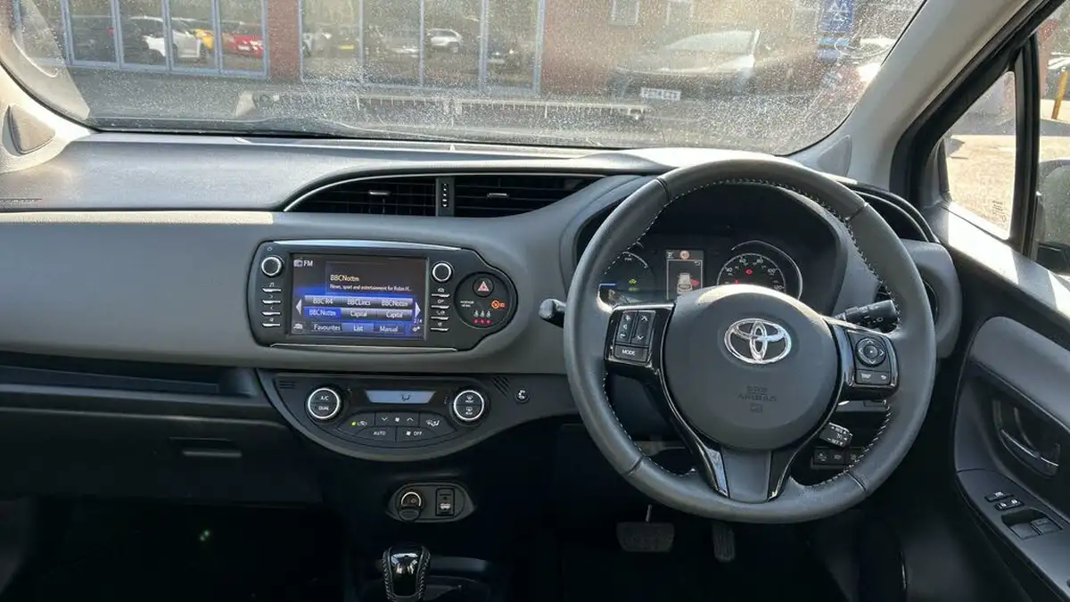 2019-toyota-yaris-15-vvt-i-icon-tech-hybrid-big-4