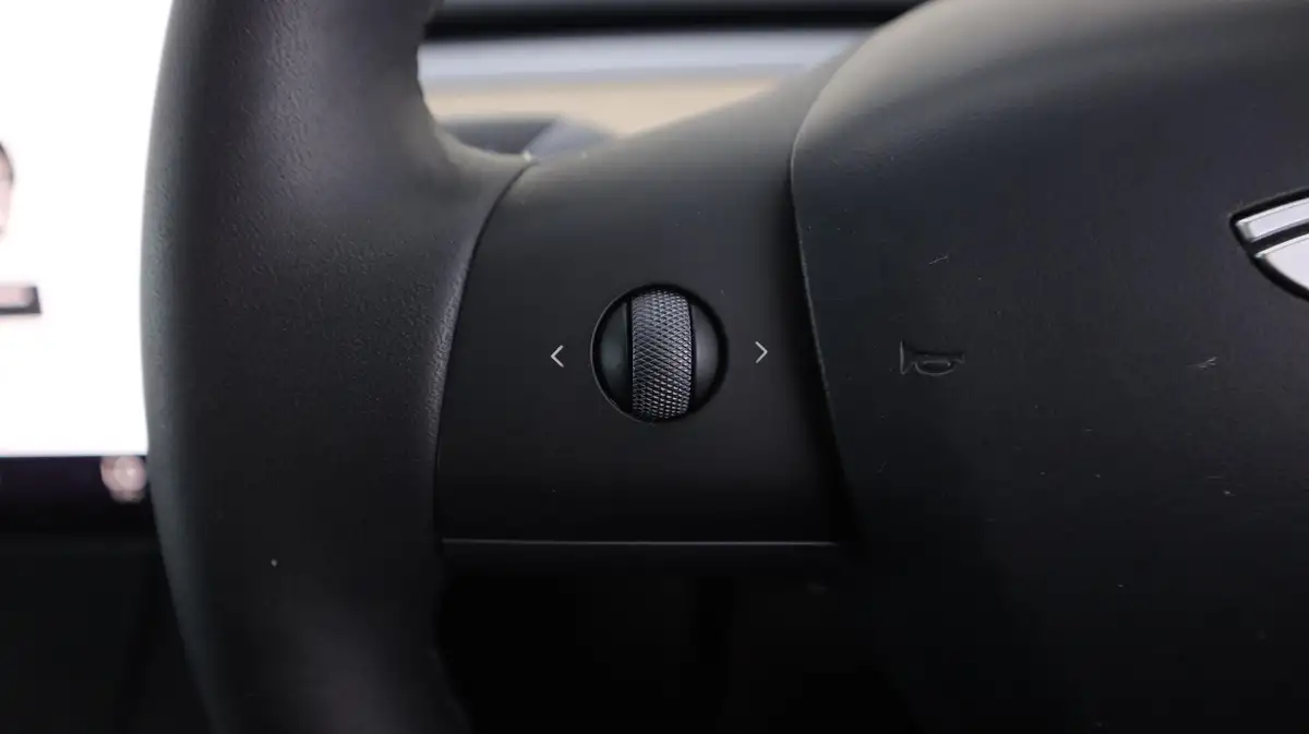 2022-tesla-model-y-e-long-range-big-23