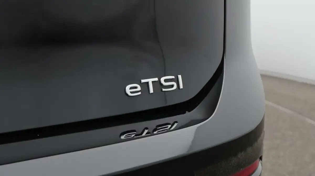 2021-volkswagen-golf-big-22