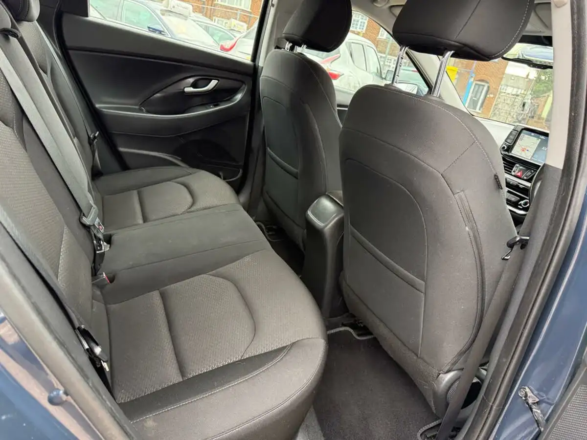 2018-hyundai-i30-16crdi-se-nav-109ps-blue-drive-isg-hatchback-1582cc-dct-big-22