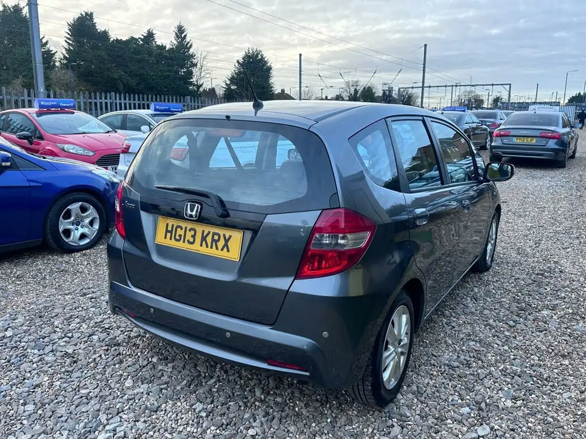 2013-honda-jazz-14-es-cvt-big-7