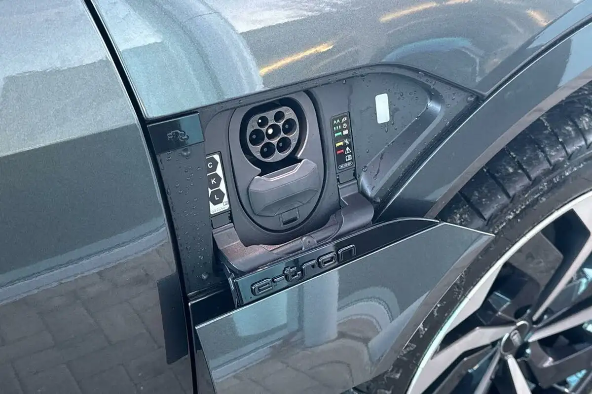 2024-audi-q8-e-tron-50e-black-edition-sportback-big-15