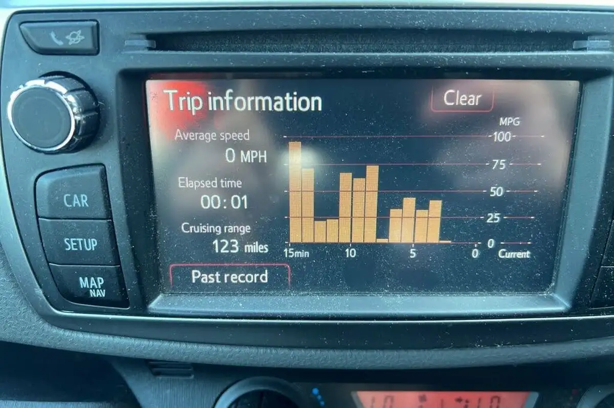 2014-toyota-yaris-133-icon-smart-pack-big-27