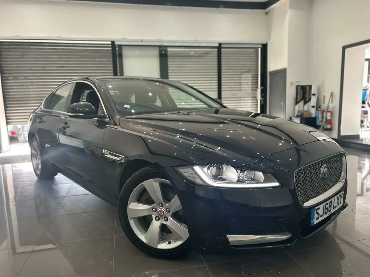 2018-jaguar-xf-20td-portfolio-180ps-awd-saloon-4d-1999cc-auto-big-0