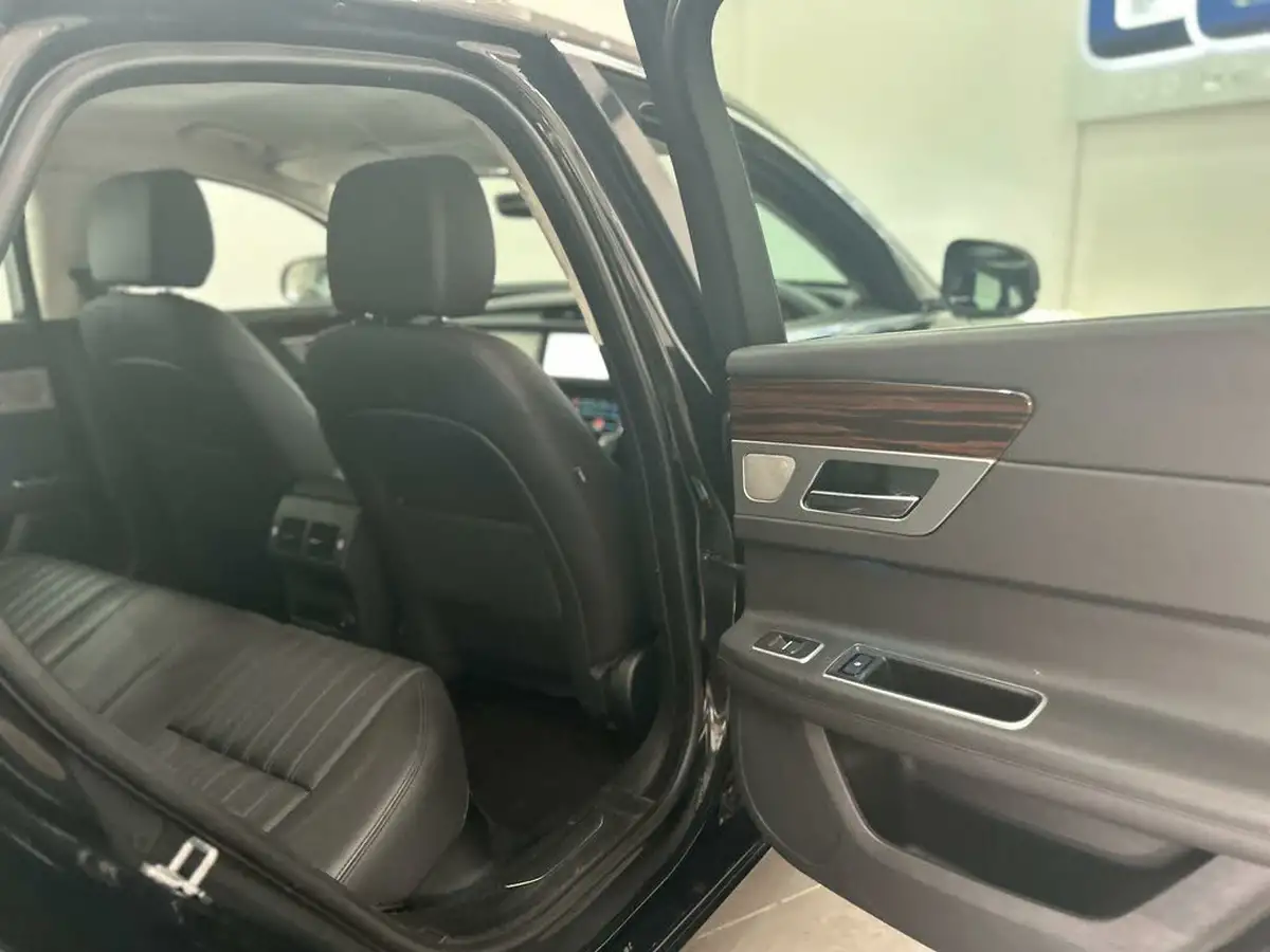 2018-jaguar-xf-20td-portfolio-180ps-awd-saloon-4d-1999cc-auto-big-24
