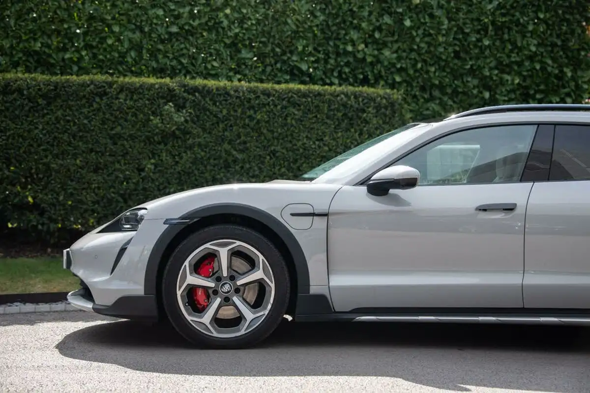 2023-porsche-taycan-e-4s-cross-turismo-big-17