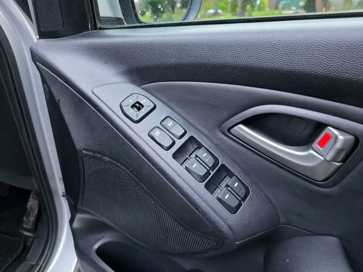2011-hyundai-ix35-16-style-big-31