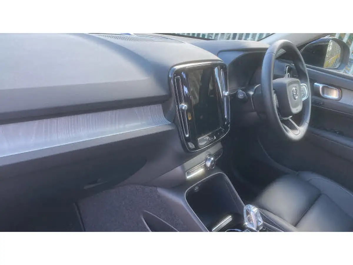 2024-volvo-xc40-20-b4-ultra-bright-big-3