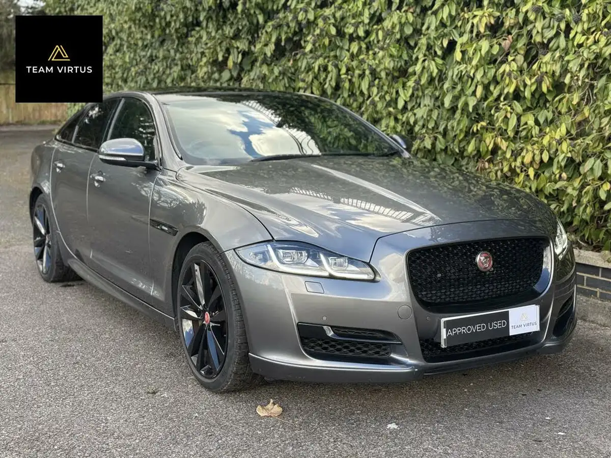 2017-jaguar-xj-series-30-xj-r-sport-big-14