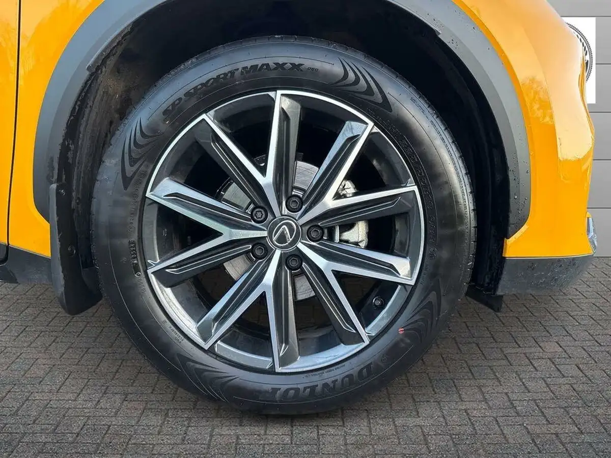 2024-lexus-lbx-15-premium-plus-big-8